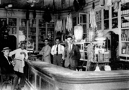 Bazar Ecijano regentado por Luis Gonzalez Tejero, sito en la calle Mas y Prat