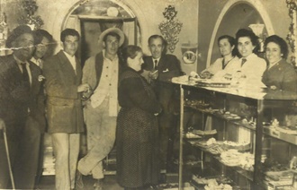 fotografía anterior, del año 1959, corresponde al interior de la confitería, con el titular Manolo del Mármol Gil