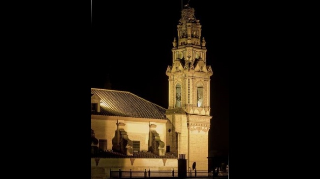 torre ecijana iluminada