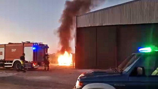 vehículo abandonado en llamas