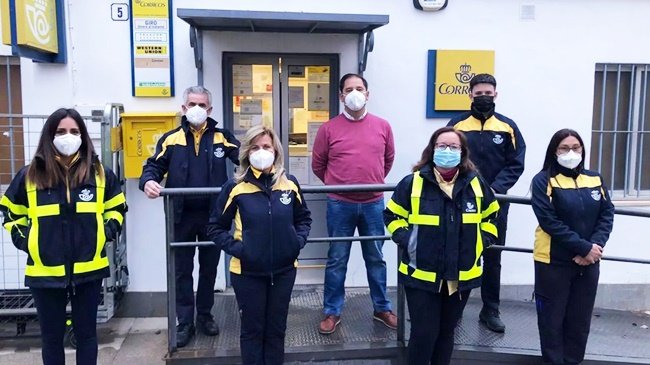 personal de la oficina de Correos de La Luisiana y Cañada Rosal