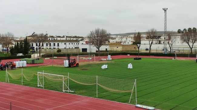 obras de instalación del nuevo césped artificial