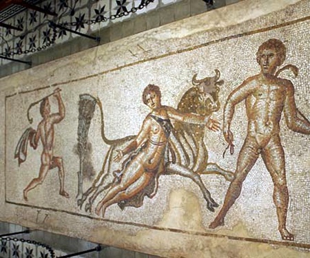 MOSAICO CON ESCENA MITOLÓGICA DEL CASTIGO DE LA REINA DIRCE.