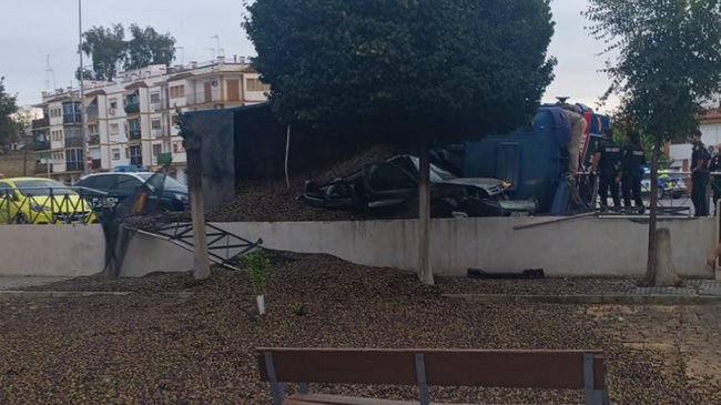 Un fallecido y un herido al volcar un camión de aceitunas sobre un vehículo en Écija