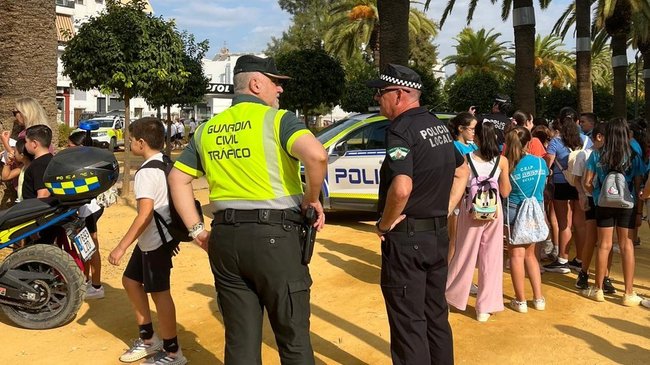 Alumnos participando en una jornada de educación vial