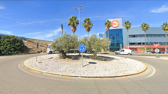 rotonda de la carretera de Osuna a la altura de la gasolinera Carrefour