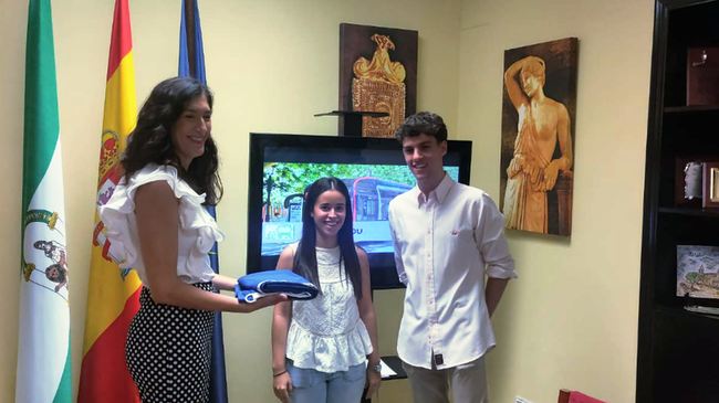 bandera de la ciudad al proyecto Send By Bus de SAFA Écija