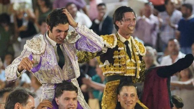 Cayetano y Ángel Jiménez “El Astigitano” salen a hombros