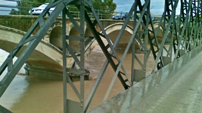 El río Genil supera los tres metros y medio a su paso por Écija