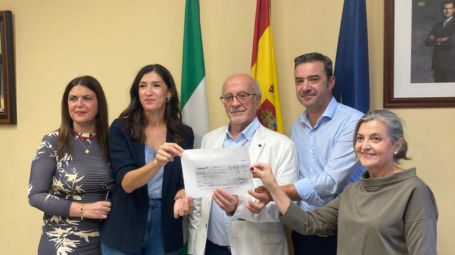 entrega cheque al economato social