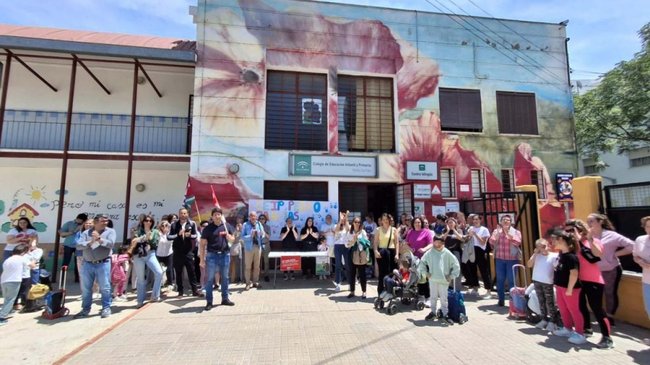 protesta contra el cierre de una unidad escolar en el CEIP Pedro Garfias